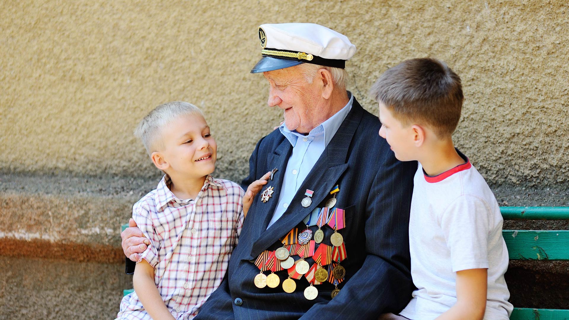 Дед пришел к внуку. Ветераны и дети. Ветераны с внуками. Ветеран с внуком. Дедушка ветеран.
